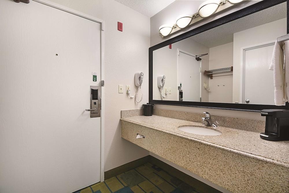 La Quinta Inn By Wyndham Auburn Worcester Exterior photo